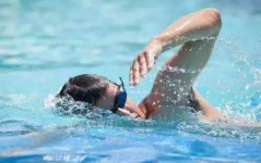 在水里游泳小姐姐图片,小姐姐畅游碧波